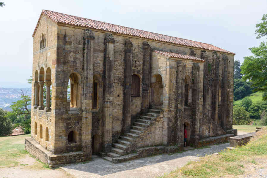 Oviedo 068 - iglesia de Santa María del Naranco.jpg